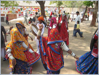 Kutchi dancers get down in celebration of Indo-Pak friendship. Notice how the ashram buildings were all festively wrapped in the giant Love Letter strips.